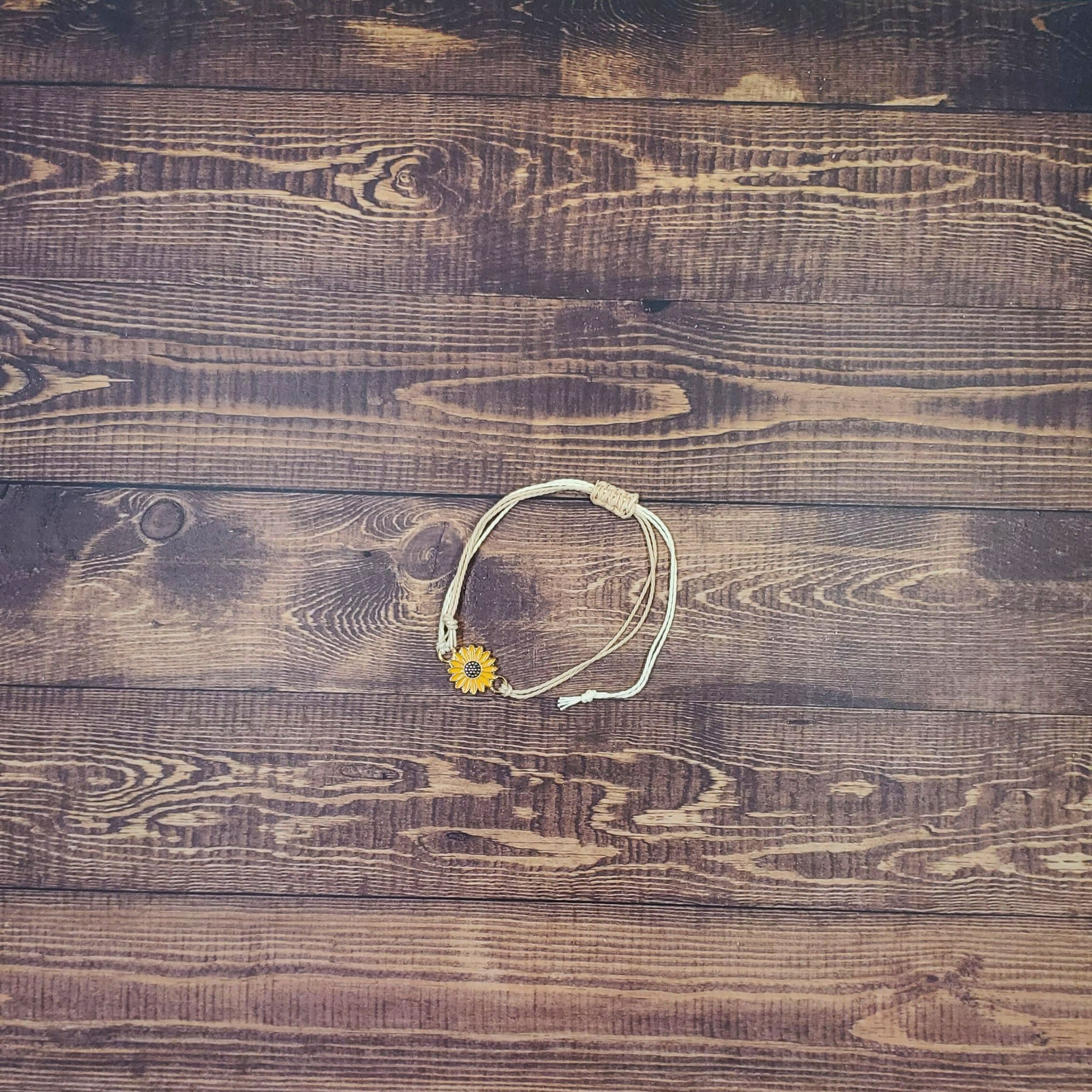 Classic Sunflower Bracelet in Natural/Cream