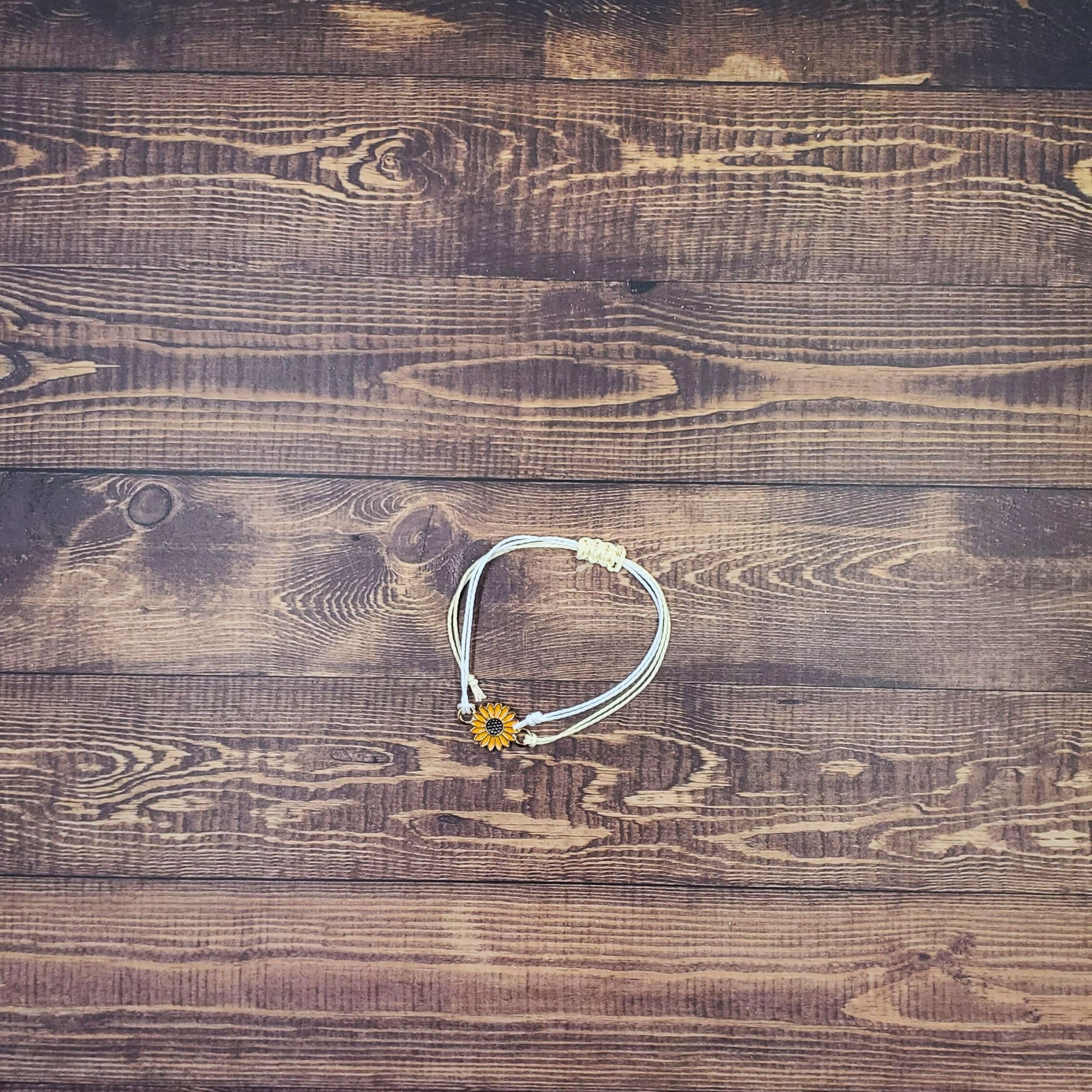 Classic Sunflower Bracelet in White/Cream